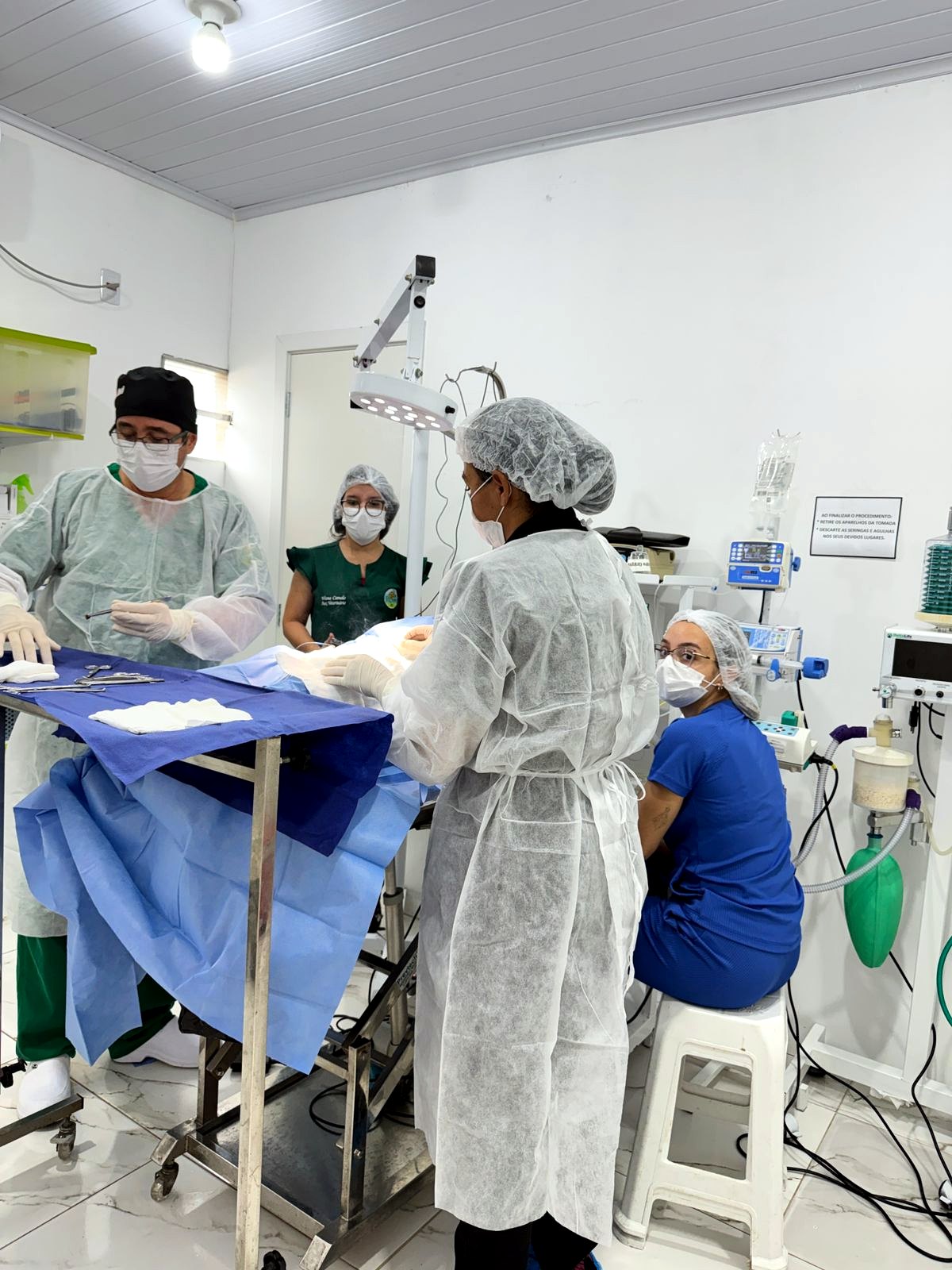 Equipe em procedimento cirúrgico