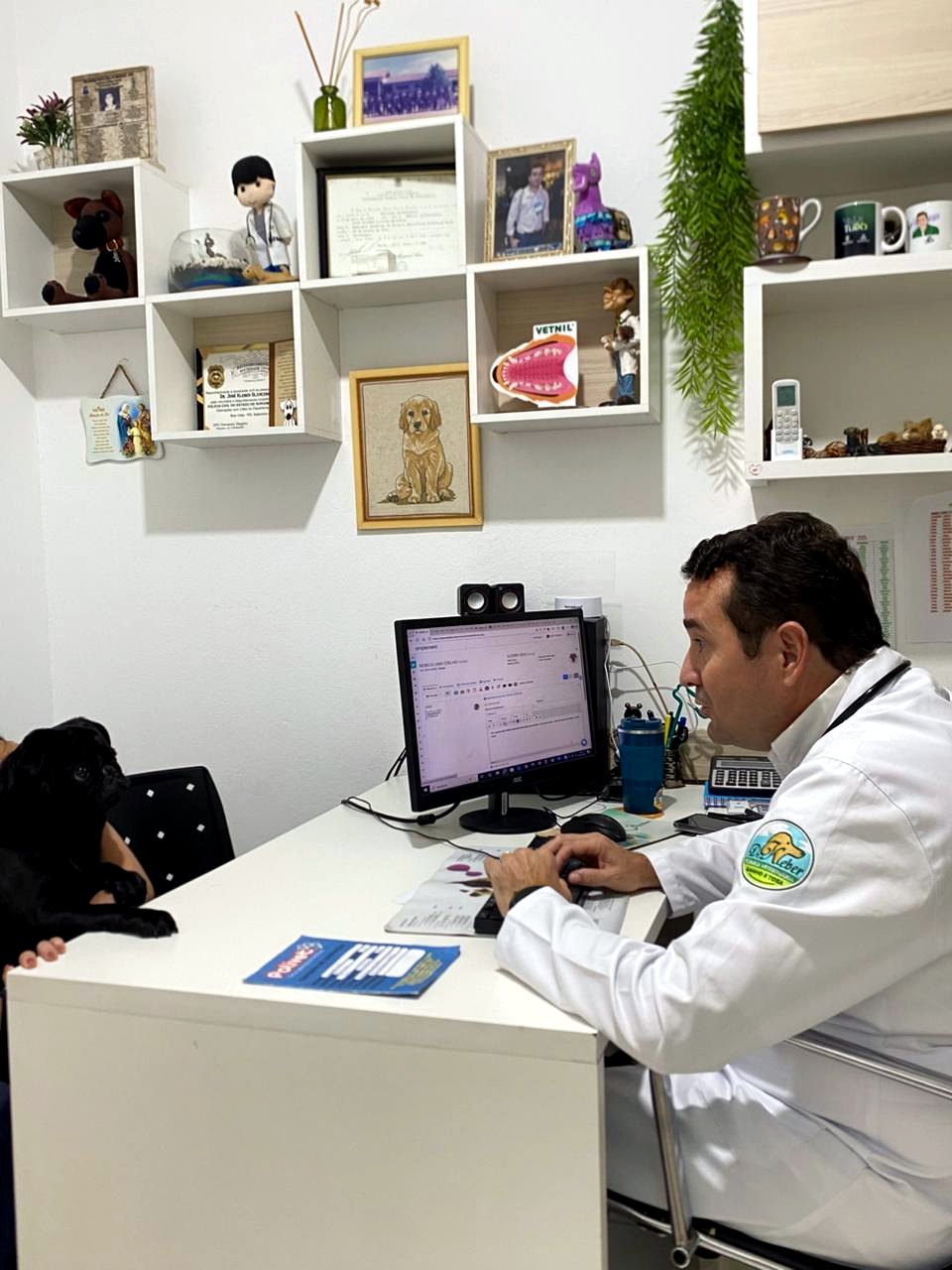 Dr. Kleber em consulta veterinária
